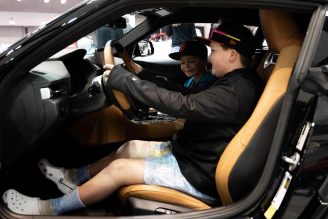 (260111) -- SANTA CLARA, Jan. 11, 2026 (Xinhua) -- People visit the Silicon Valley Auto Show in Santa Clara, the United States, on Jan. 9, 2026.
  The Silicon Valley Auto Show is held here from Jan. 9 to 11. (Photo by Ziyu Julian Zhu/Xinhua)