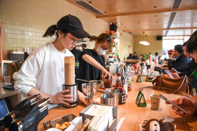 (260111) -- GUIYANG, Jan. 11, 2026 (Xinhua) -- Baristas brew coffee at a coffee shop at a commercial complex in Guiyang, southwest China's Guizhou Province, Jan. 8, 2026.
  The city of Guiyang has been committed to the update and renovation of old commercial blocks, streets and factory areas. The renewed streets, such as Taiping, Minsheng, and Qingyun Roads have become vibrant spaces for relaxation and spending, driving urban consumption vitality and enhancing the city's youthful appeal. (Xinhua/Yang Wenbin)