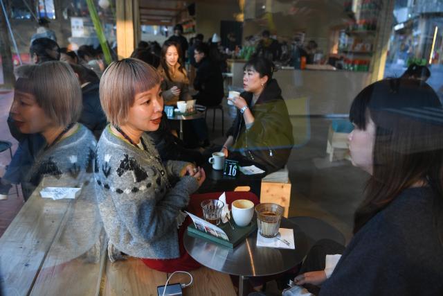 (260111) -- GUIYANG, Jan. 11, 2026 (Xinhua) -- People enjoy themselves at a coffee shop at a commercial complex in Guiyang, southwest China's Guizhou Province, Jan. 8, 2026.
  The city of Guiyang has been committed to the update and renovation of old commercial blocks, streets and factory areas. The renewed streets, such as Taiping, Minsheng, and Qingyun Roads have become vibrant spaces for relaxation and spending, driving urban consumption vitality and enhancing the city's youthful appeal. (Xinhua/Yang Wenbin)