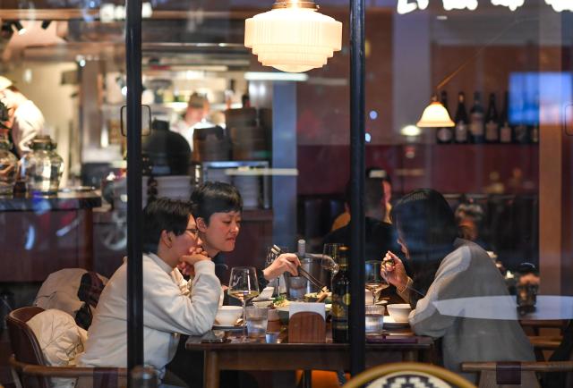 (260111) -- GUIYANG, Jan. 11, 2026 (Xinhua) -- People dine at a restaurant at a commercial complex in Guiyang, southwest China's Guizhou Province, Jan. 8, 2026.
  The city of Guiyang has been committed to the update and renovation of old commercial blocks, streets and factory areas. The renewed streets, such as Taiping, Minsheng, and Qingyun Roads have become vibrant spaces for relaxation and spending, driving urban consumption vitality and enhancing the city's youthful appeal. (Xinhua/Yang Wenbin)