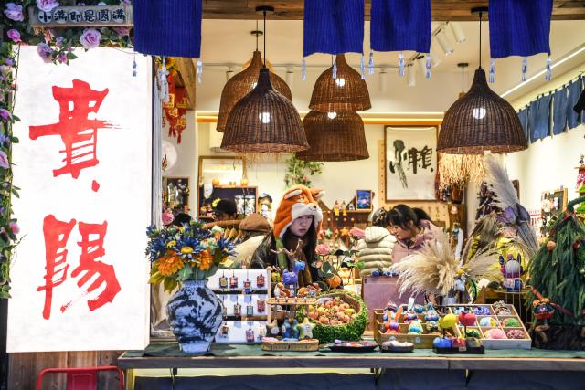 (260111) -- GUIYANG, Jan. 11, 2026 (Xinhua) -- People visit the Qingyun Market in Guiyang, southwest China's Guizhou Province, Jan. 5, 2026.
  The city of Guiyang has been committed to the update and renovation of old commercial blocks, streets and factory areas. The renewed streets, such as Taiping, Minsheng, and Qingyun Roads have become vibrant spaces for relaxation and spending, driving urban consumption vitality and enhancing the city's youthful appeal. (Xinhua/Yang Wenbin)