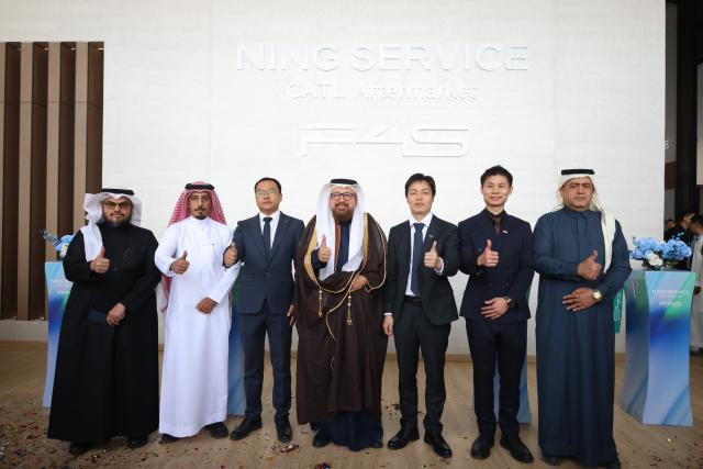 (260111) -- RIYADH, Jan. 11, 2026 (Xinhua) -- Chinese and Saudi guests pose for a photo at the Middle East's first NING SERVICE Experience Center in Riyadh, Saudi Arabia on Jan. 10, 2026. Chinese battery giant Contemporary Amperex Technology Co. Ltd (CATL) on Saturday opened the Middle East's first NING SERVICE Experience Center in Riyadh, marking its largest new energy aftermarket facility outside China.
   TO GO WITH "Chinese battery giant opens energy aftermarket facility in Riyadh" (Xinhua/Wang Haizhou)