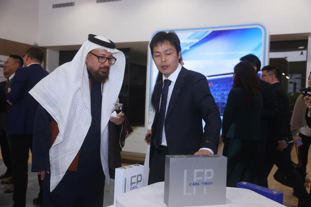 (260111) -- RIYADH, Jan. 11, 2026 (Xinhua) -- Bruce Li (R, front), president of aftermarket and battery management at Contemporary Amperex Technology Co. Ltd, introduces battery products to Anbasa Kandiel (L, front), chief advisor of the Saudi Ministry of Industry and Mineral Resources, at the Middle East's first NING SERVICE Experience Center in Riyadh, Saudi Arabia on Jan. 10, 2026. Chinese battery giant Contemporary Amperex Technology Co. Ltd (CATL) on Saturday opened the Middle East's first NING SERVICE Experience Center in Riyadh, marking its largest new energy aftermarket facility outside China.
   TO GO WITH "Chinese battery giant opens energy aftermarket facility in Riyadh" (CATL/Handout via Xinhua)