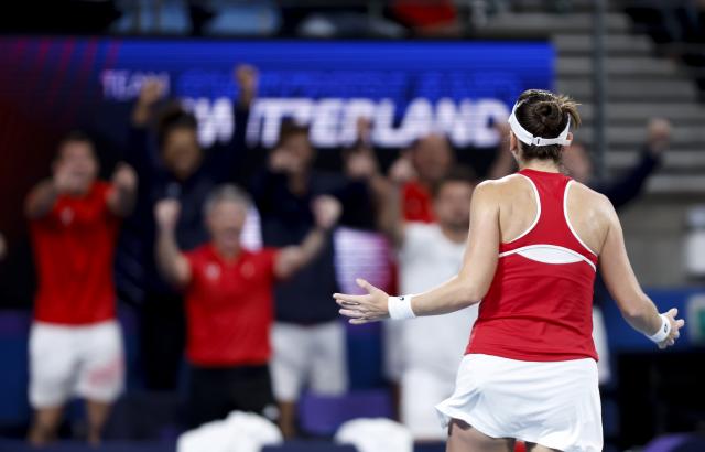 (260111) -- SYDNEY, Jan. 11, 2026 (Xinhua) -- Belinda Bencic of Switzerland celebrates victory with team members after the women's singles match against Iga Swiatek of Poland at the 2026 United Cup tennis tournament final in Sydney, Australia, Jan. 11, 2026. (Xinhua/Ma Ping)