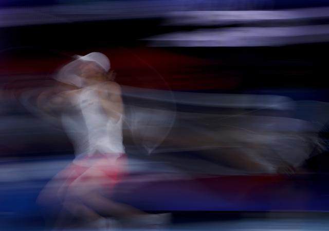 (260111) -- SYDNEY, Jan. 11, 2026 (Xinhua) -- Iga Swiatek of Team Poland hits a return during the women's singles match against Belinda Bencic of Team Switzerland at the 2026 United Cup tennis tournament final in Sydney, Australia, Jan. 11, 2026. (Xinhua/Ma Ping)