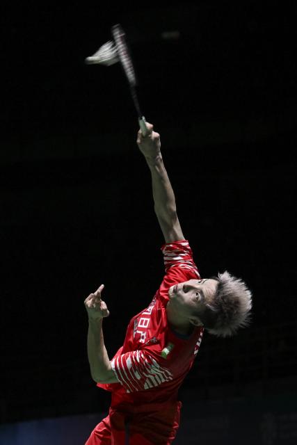 (260111) -- KUALA LUMPUR, Jan. 11, 2026 (Xinhua) -- Shi Yuqi of China hits a return during the men's singles final match against Kunlavut Vitidsarn of Thailand at the Malaysia Open 2026 badminton tournament in Kuala Lumpur, Malaysia, Jan. 11, 2026. (Xinhua/Cheng Yiheng)