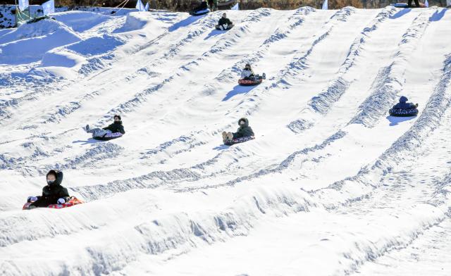 (260111) -- BEIJING, Jan. 11, 2026 (Xinhua) -- People enjoy snow slide at a scenic area in Qianxi County of Tangshan, north China's Hebei Province, Jan. 11, 2026. (Photo by Liu Mancang/Xinhua)