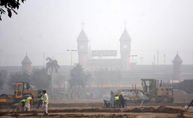 (260111) -- LAHORE, Jan. 11, 2026 (Xinhua) -- A railway station is seen amid dense fog in Lahore, Pakistan, Jan. 11, 2026. (Photo by Sajjad/Xinhua)