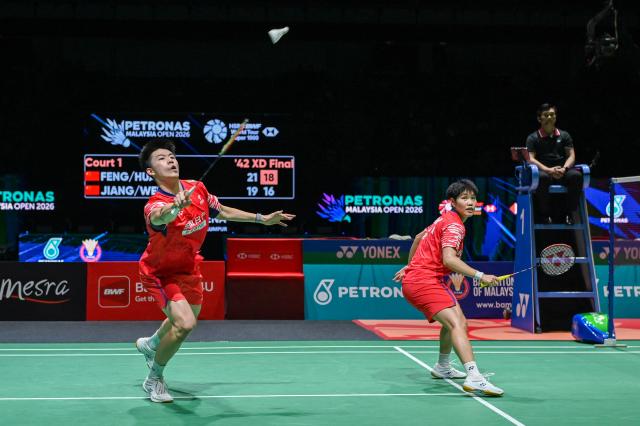 (260111) -- KUALA LUMPUR, Jan. 11, 2026 (Xinhua) -- Feng Yanzhe (L)/Huang Dongping of China compete during the mixed doubles final match against Jiang Zhenbang/Wei Yaxin of China at the Malaysia Open 2026 badminton tournament in Kuala Lumpur, Malaysia, Jan. 11, 2026. (Photo by Chong Voon Chung/Xinhua)