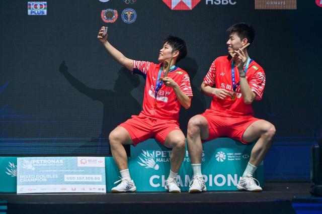 (260111) -- KUALA LUMPUR, Jan. 11, 2026 (Xinhua) -- Feng Yanzhe (R)/Huang Dongping of China pose during the awarding ceremony after the mixed doubles final match against Jiang Zhenbang/Wei Yaxin of China at the Malaysia Open 2026 badminton tournament in Kuala Lumpur, Malaysia, Jan. 11, 2026. (Photo by Chong Voon Chung/Xinhua)