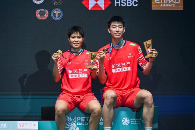 (260111) -- KUALA LUMPUR, Jan. 11, 2026 (Xinhua) -- Feng Yanzhe (R)/Huang Dongping of China pose during the awarding ceremony after the mixed doubles final match against Jiang Zhenbang/Wei Yaxin of China at the Malaysia Open 2026 badminton tournament in Kuala Lumpur, Malaysia, Jan. 11, 2026. (Photo by Chong Voon Chung/Xinhua)