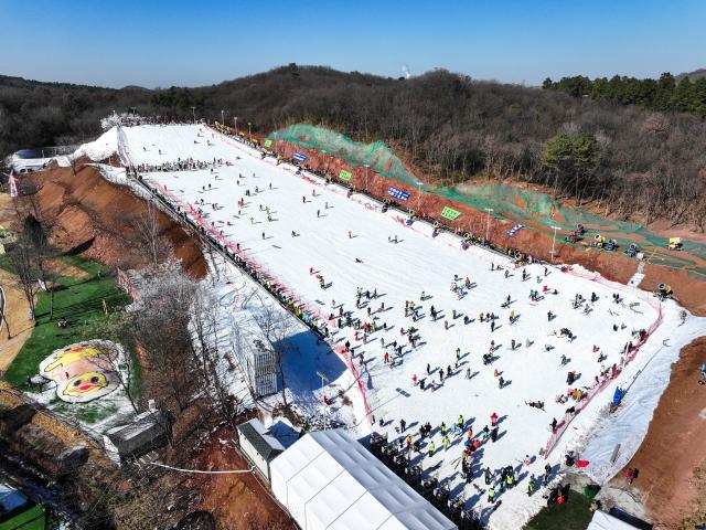 (260111) -- NANJING, Jan. 11, 2026 (Xinhua) -- This aerial drone photo taken on Jan. 11, 2026 shows people skiing at a ski resort in Jurong, east China's Jiangsu Province. (Xinhua/Ji Chunpeng)