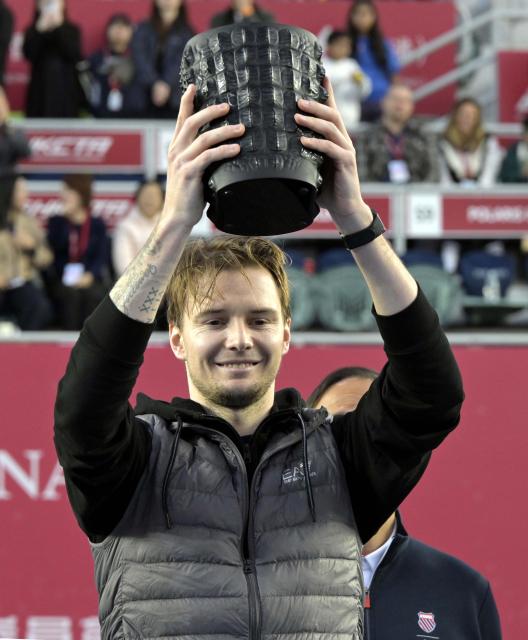 (260111) -- HONG KONG, Jan. 11, 2026 (Xinhua) -- Alexander Bublik poses with the trophy during the awarding ceremony after the men's singles final between Alexander Bublik of Kazakhstan and Lorenzo Musetti of Italy at the ATP Hong Kong Open tennis tournament in Hong Kong, China, Jan. 11, 2026. (Xinhua/Lo Ping Fai)