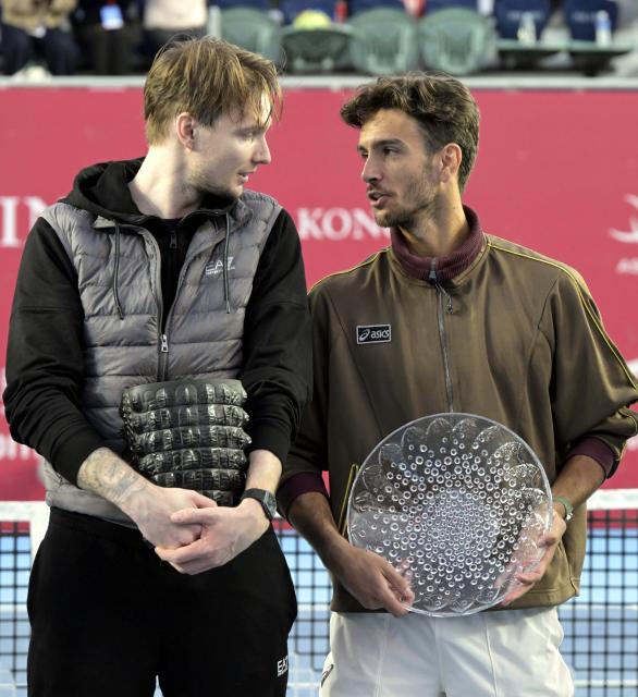 (260111) -- HONG KONG, Jan. 11, 2026 (Xinhua) -- Alexander Bublik (L) of Kazakhstan and Lorenzo Musetti of Italy communicates with each other during the awarding ceremony after the men's singles final at the ATP Hong Kong Open tennis tournament in Hong Kong, China, Jan. 11, 2026. (Xinhua/Lo Ping Fai)