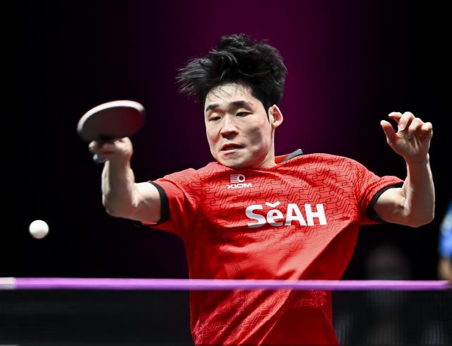 (260111) -- DOHA, Jan. 11, 2026 (Xinhua) -- Jang Woojin of South Korea hits a return during the men's singles semifinal match against Lin Shidong of China at the WTT Champions Doha 2026 in Doha, Qatar, Jan. 11, 2026. (Photo by Nikku/Xinhua)