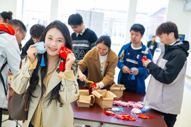 (260111) -- MACAO, Jan. 11, 2026 (Xinhua) -- People make sachets at the University of Macao in Macao, south China, Jan. 11, 2026. The launch ceremony for the celebrations of the 45th anniversary of the University of Macao, along with an open-day event, kicked off here on Sunday. (Xinhua/Cheong Kam Ka)