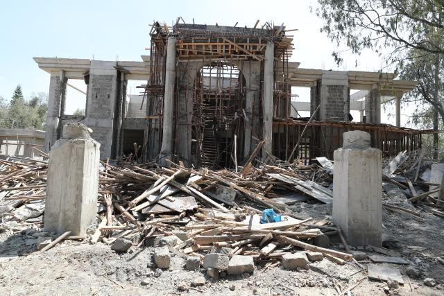 (260111) -- NAIROBI, Jan. 11, 2026 (Xinhua) -- This photo taken on Jan. 11, 2026 shows the site of a collapsed building in Karen, Nairobi, capital of Kenya. Two people were dead and some others injured after a building collapsed here on Saturday. (Photo by Henry Naminde/Xinhua)