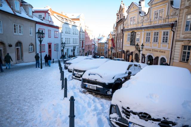 (260112) -- PRAGUE, Jan. 12, 2026 (Xinhua) -- This photo taken on Jan. 11, 2026 shows a snow-covered street in Prague, the Czech Republic. (Photo by Dana Kesnerova/Xinhua)