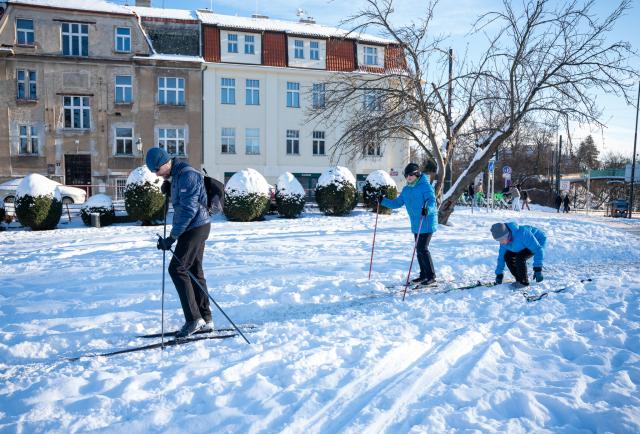 (260112) -- PRAGUE, Jan. 12, 2026 (Xinhua) -- People play on a snow-covered field in Prague, the Czech Republic, Jan. 11, 2026. (Photo by Dana Kesnerova/Xinhua)