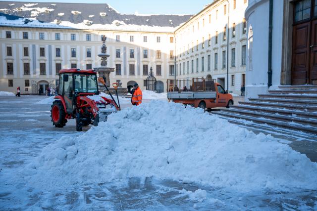 (260112) -- PRAGUE, Jan. 12, 2026 (Xinhua) -- Accumulated snow is being cleared in Prague, the Czech Republic, Jan. 11, 2026. (Photo by Dana Kesnerova/Xinhua)