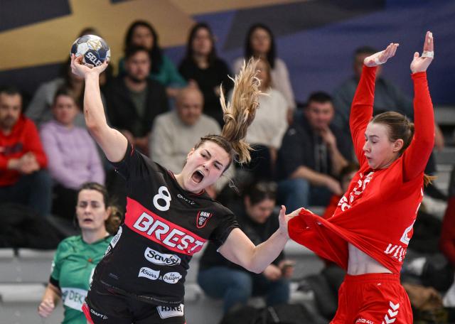 (260112) -- KOPRIVNICA, Jan. 12, 2026 (Xinhua) -- Clarisse Mairot (L) of Brest Bretagne Handball shoots the ball during the EHF Champions League Women Group Phase match between HC Podravka and Brest Bretagne Handball in Koprivnica, Croatia, on Jan. 11, 2026. (Photo by Igor Soban/PIXSELL via Xinhua)