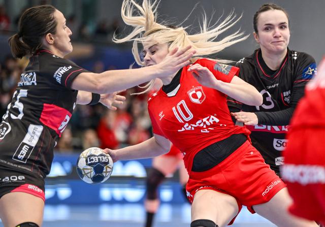 (260112) -- KOPRIVNICA, Jan. 12, 2026 (Xinhua) -- Matea Pletikosic (C) of HC Podravka competes against Pauline Coatanea (L) of Brest Bretagne Handball during the EHF Champions League Women Group Phase match between HC Podravka and Brest Bretagne Handball in Koprivnica, Croatia, on Jan. 11, 2026. (Photo by Igor Soban/PIXSELL via Xinhua)