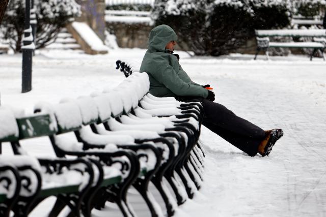 (260112) -- BUCHAREST, Jan. 12, 2026 (Xinhua) -- A man rests on a bench amid snowfall at a park in Bucharest, Romania, on Jan. 11, 2026.
  Romania is facing a severe winter episode, with snowfall, blizzards, persistent frost and extremely low temperatures in large parts of the country. (Photo by Cristian Cristel/Xinhua)