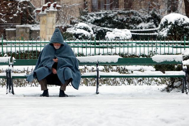 (260112) -- BUCHAREST, Jan. 12, 2026 (Xinhua) -- A man rests on a bench amid snowfall at a park in Bucharest, Romania, on Jan. 11, 2026.
  Romania is facing a severe winter episode, with snowfall, blizzards, persistent frost and extremely low temperatures in large parts of the country. (Photo by Cristian Cristel/Xinhua)