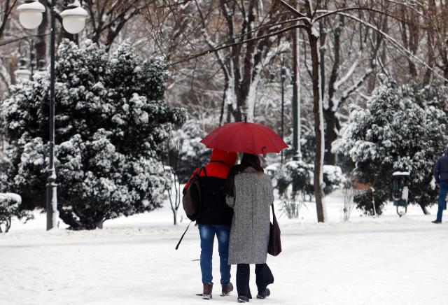 (260112) -- BUCHAREST, Jan. 12, 2026 (Xinhua) -- People walk amid snowfall at a park in Bucharest, Romania, on Jan. 11, 2026.
  Romania is facing a severe winter episode, with snowfall, blizzards, persistent frost and extremely low temperatures in large parts of the country. (Photo by Cristian Cristel/Xinhua)