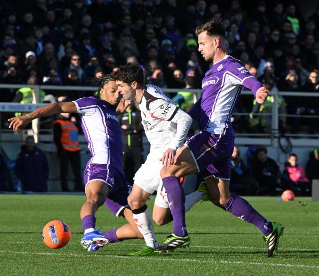 (260112) -- FLORENCE, Jan. 12, 2026 (Xinhua) -- AC Milan's Christian Pulisic (C) vies with Fiorentina's Marin Pongracic (R) and Cher Ndour during a Serie A football match between Fiorentina and AC Milan in Florence, Italy, Jan. 11, 2026. (Photo by Alberto Lingria/Xinhua)