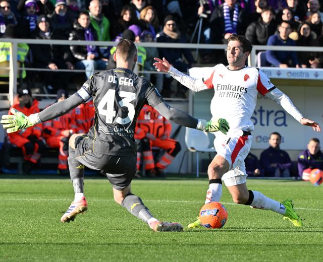 (260112) -- FLORENCE, Jan. 12, 2026 (Xinhua) -- AC Milan's Christian Pulisic (R) vies with Fiorentina's goalkeeper David de Gea during a Serie A football match between Fiorentina and AC Milan in Florence, Italy, Jan. 11, 2026. (Photo by Alberto Lingria/Xinhua)