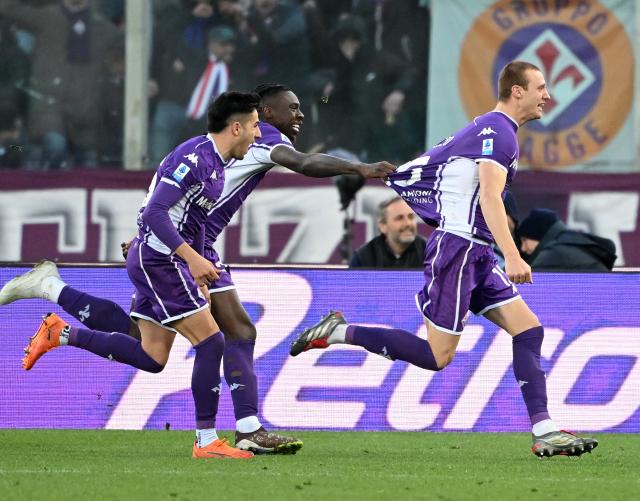 (260112) -- FLORENCE, Jan. 12, 2026 (Xinhua) -- Fiorentina's Pietro Comuzzo (R) celebrates his goal with his teammates during a Serie A football match between Fiorentina and AC Milan in Florence, Italy, Jan. 11, 2026. (Photo by Alberto Lingria/Xinhua)