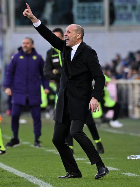 (260112) -- FLORENCE, Jan. 12, 2026 (Xinhua) -- AC Milan's head coach Massimiliano Allegri gestures during a Serie A football match between Fiorentina and AC Milan in Florence, Italy, Jan. 11, 2026. (Photo by Alberto Lingria/Xinhua)