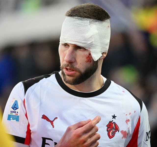 (260112) -- FLORENCE, Jan. 12, 2026 (Xinhua) -- AC Milan's Strahinja Pavlovic leaves the pitch with an injury during a Serie A football match between Fiorentina and AC Milan in Florence, Italy, Jan. 11, 2026. (Photo by Alberto Lingria/Xinhua)