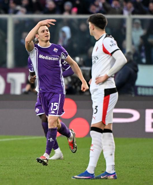 (260112) -- FLORENCE, Jan. 12, 2026 (Xinhua) -- Fiorentina's Pietro Comuzzo (L) celebrates his goal during a Serie A football match between Fiorentina and AC Milan in Florence, Italy, Jan. 11, 2026. (Photo by Alberto Lingria/Xinhua)