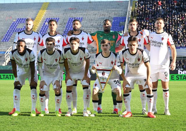 (260112) -- FLORENCE, Jan. 12, 2026 (Xinhua) -- AC Milan's starting players pose for a group photo before a Serie A football match between Fiorentina and AC Milan in Florence, Italy, Jan. 11, 2026. (Photo by Alberto Lingria/Xinhua)