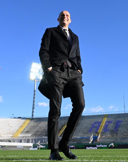 (260112) -- FLORENCE, Jan. 12, 2026 (Xinhua) -- AC Milan's head coach Massimiliano Allegri reacts before a Serie A football match between Fiorentina and AC Milan in Florence, Italy, Jan. 11, 2026. (Photo by Alberto Lingria/Xinhua)