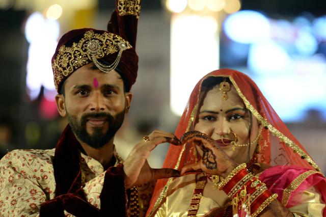 (260112) -- KARACHI, Jan. 12, 2026 (Xinhua) -- A couple poses for a photo during a mass wedding ceremony in Karachi, Pakistan, Jan. 11, 2026. (Str/Xinhua)