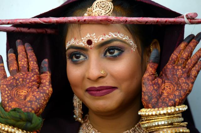 (260112) -- KARACHI, Jan. 12, 2026 (Xinhua) -- A bride poses for a photo during a mass wedding ceremony in Karachi, Pakistan, Jan. 11, 2026. (Str/Xinhua)