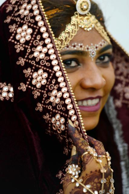 (260112) -- KARACHI, Jan. 12, 2026 (Xinhua) -- A bride poses for a photo during a mass wedding ceremony in Karachi, Pakistan, Jan. 11, 2026. (Str/Xinhua)