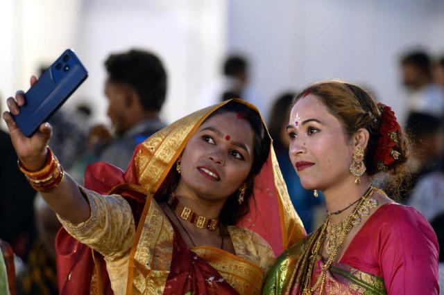 (260112) -- KARACHI, Jan. 12, 2026 (Xinhua) -- Guests take selfies during a mass wedding ceremony in Karachi, Pakistan, Jan. 11, 2026. (Str/Xinhua)