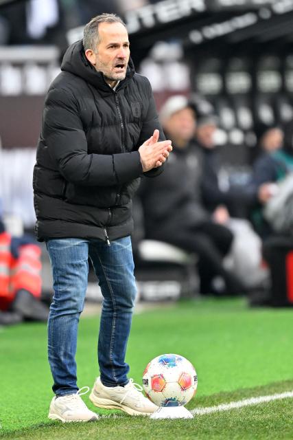 (260112) -- MOENCHENGLADBACH, Jan. 12, 2026 (Xinhua) -- Head coach of FC Augsburg Manuel Baum gestures during the German first division of Bundesliga football match between Borussia Moenchengladbach and FC Augsburg in Moenchengladbach, Germany, Jan. 11, 2026. (Photo by Ulrich Hufnagel/Xinhua)