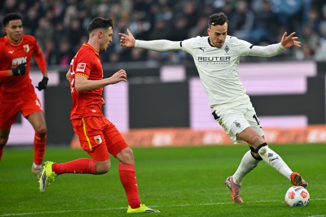 (260112) -- MOENCHENGLADBACH, Jan. 12, 2026 (Xinhua) -- Haris Tabakovic (R) of Borussia Moenchengladbach vies with Keven Schlotterbeck of FC Augsburg during the German first division of Bundesliga football match between Borussia Moenchengladbach and FC Augsburg in Moenchengladbach, Germany, Jan. 11, 2026. (Photo by Ulrich Hufnagel/Xinhua)