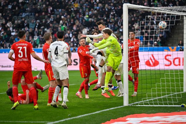 (260112) -- MOENCHENGLADBACH, Jan. 12, 2026 (Xinhua) -- Haris Tabakovic (C, top) of Borussia Moenchengladbach heads to score during the German first division of Bundesliga football match between Borussia Moenchengladbach and FC Augsburg in Moenchengladbach, Germany, Jan. 11, 2026. (Photo by Ulrich Hufnagel/Xinhua)