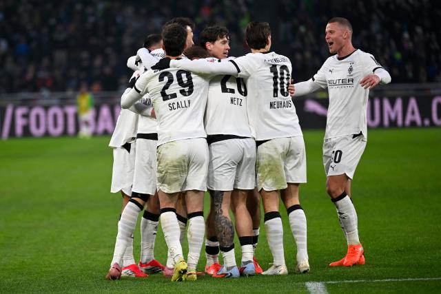 (260112) -- MOENCHENGLADBACH, Jan. 12, 2026 (Xinhua) -- Players of Borussia Moenchengladbach celebrate scoring during the German first division of Bundesliga football match between Borussia Moenchengladbach and FC Augsburg in Moenchengladbach, Germany, Jan. 11, 2026. (Photo by Ulrich Hufnagel/Xinhua)