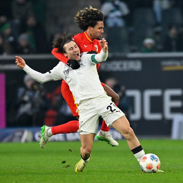 (260112) -- MOENCHENGLADBACH, Jan. 12, 2026 (Xinhua) -- Rocco Reitz (front) of Borussia Moenchengladbach vies with Han-Noah Massengo of FC Augsburg during the German first division of Bundesliga football match between Borussia Moenchengladbach and FC Augsburg in Moenchengladbach, Germany, Jan. 11, 2026. (Photo by Ulrich Hufnagel/Xinhua)