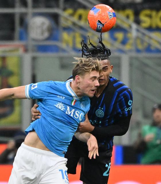(260112) -- MILAN, Jan. 12, 2026 (Xinhua) -- Inter Milan's Manuel Akanji (R) vies with Napoli's Rasmus Hojlund during a Serie A football match between Inter Milan and Napoli in Milan, Italy, Jan. 11, 2026. (Photo by Alberto Lingria/Xinhua)