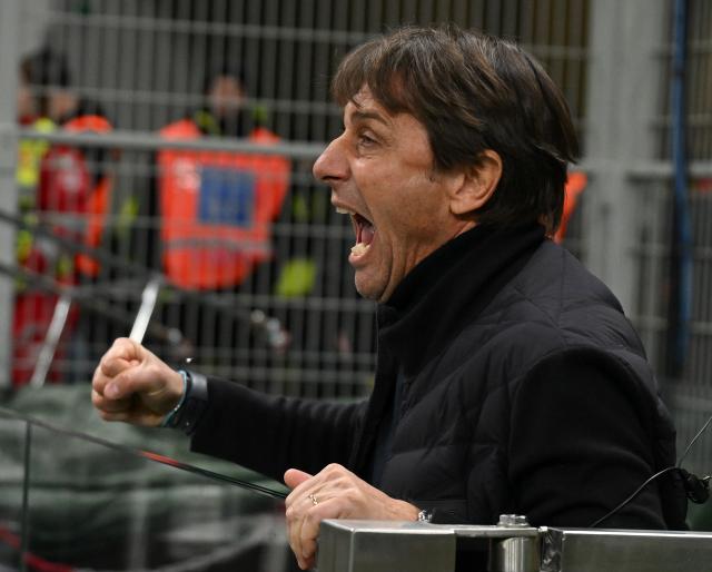 (260112) -- MILAN, Jan. 12, 2026 (Xinhua) -- Napoli's head coach Antonio Conte reacts after taking red card during a Serie A football match between Inter Milan and Napoli in Milan, Italy, Jan. 11, 2026. (Photo by Alberto Lingria/Xinhua)