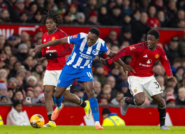 (260112) -- MANCHESTER, Jan. 12, 2026 (Xinhua) -- Brighton & Hove Albion's Danny Welbeck (C) competes during the FA Cup 3rd Round match between Manchester United FC and Brighton & Hove Albion FC in Manchester, Britain, on Jan. 11, 2026. FOR EDITORIAL USE ONLY. NOT FOR SALE FOR MARKETING OR ADVERTISING CAMPAIGNS. NO USE WITH UNAUTHORIZED AUDIO, VIDEO, DATA, FIXTURE LISTS, CLUB/LEAGUE LOGOS OR "LIVE" SERVICES. ONLINE IN-MATCH USE LIMITED TO 45 IMAGES, NO VIDEO EMULATION. NO USE IN BETTING, GAMES OR SINGLE CLUB/LEAGUE/PLAYER PUBLICATIONS. (Xinhua)