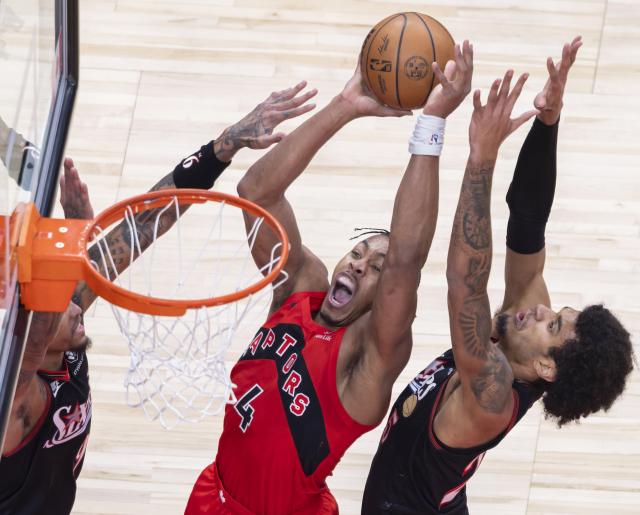 (260112) -- TORONTO, Jan. 12, 2026 (Xinhua) -- Scottie Barnes (C) of Toronto Raptors goes for a layup during the 2025-2026 NBA regular season game between Toronto Raptors and Philadelphia 76ers in Toronto, Canada, on Jan. 11, 2026. (Photo by Zou Zheng/Xinhua)